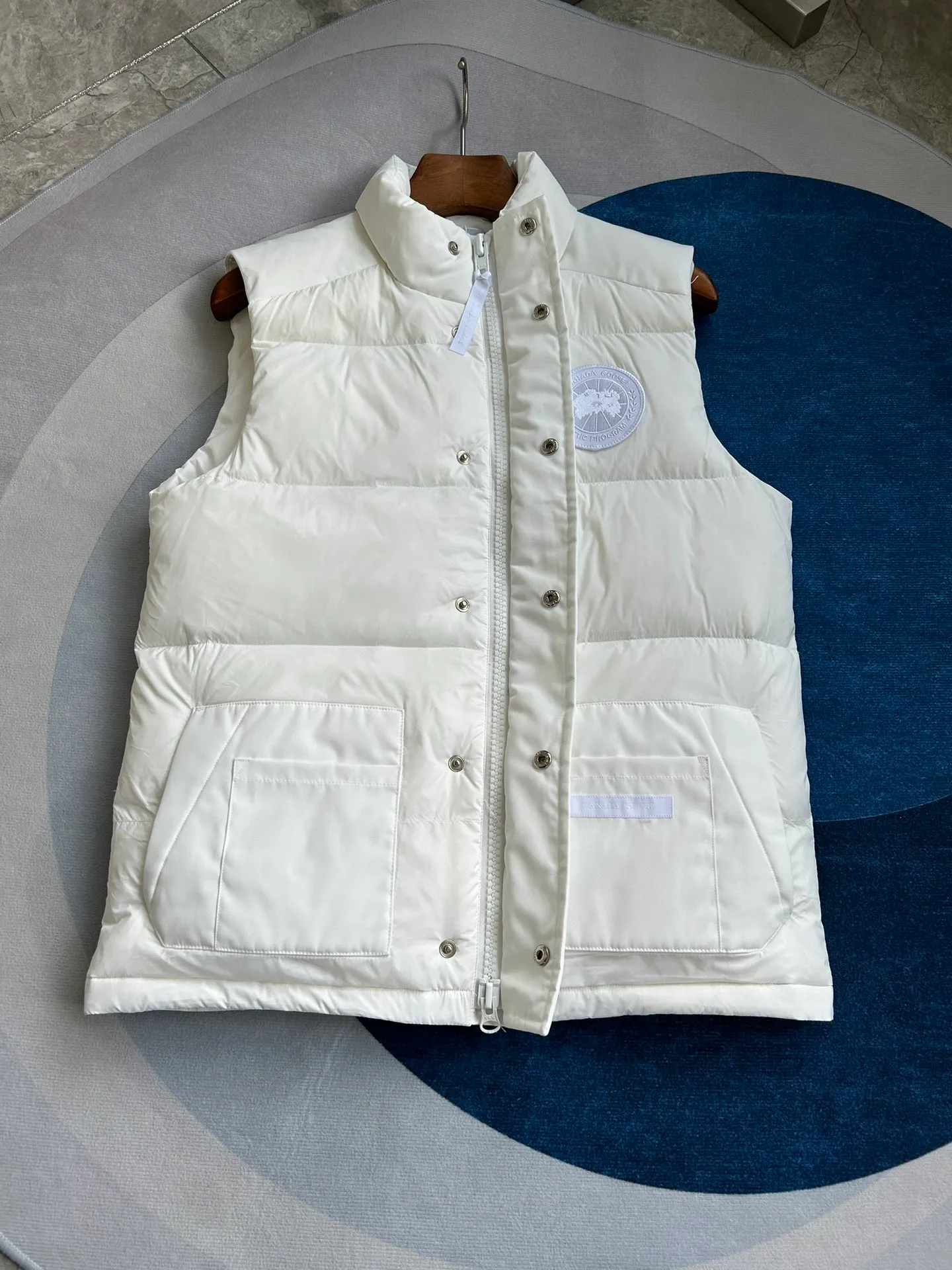 P560 Big Goose 2057MW puff down vest [note the version is too large] Canada Goose Canada Goose FW23 Freestyle waterproof solid color stand collar button down vest Paradigm Freestyle Vest-WD Color: Black White Size: XS S M L XL XXL 2057MW Paradigm Freestyle Vest-WD Men's style. Color: black. Sizes: XS S M L XL XXL.